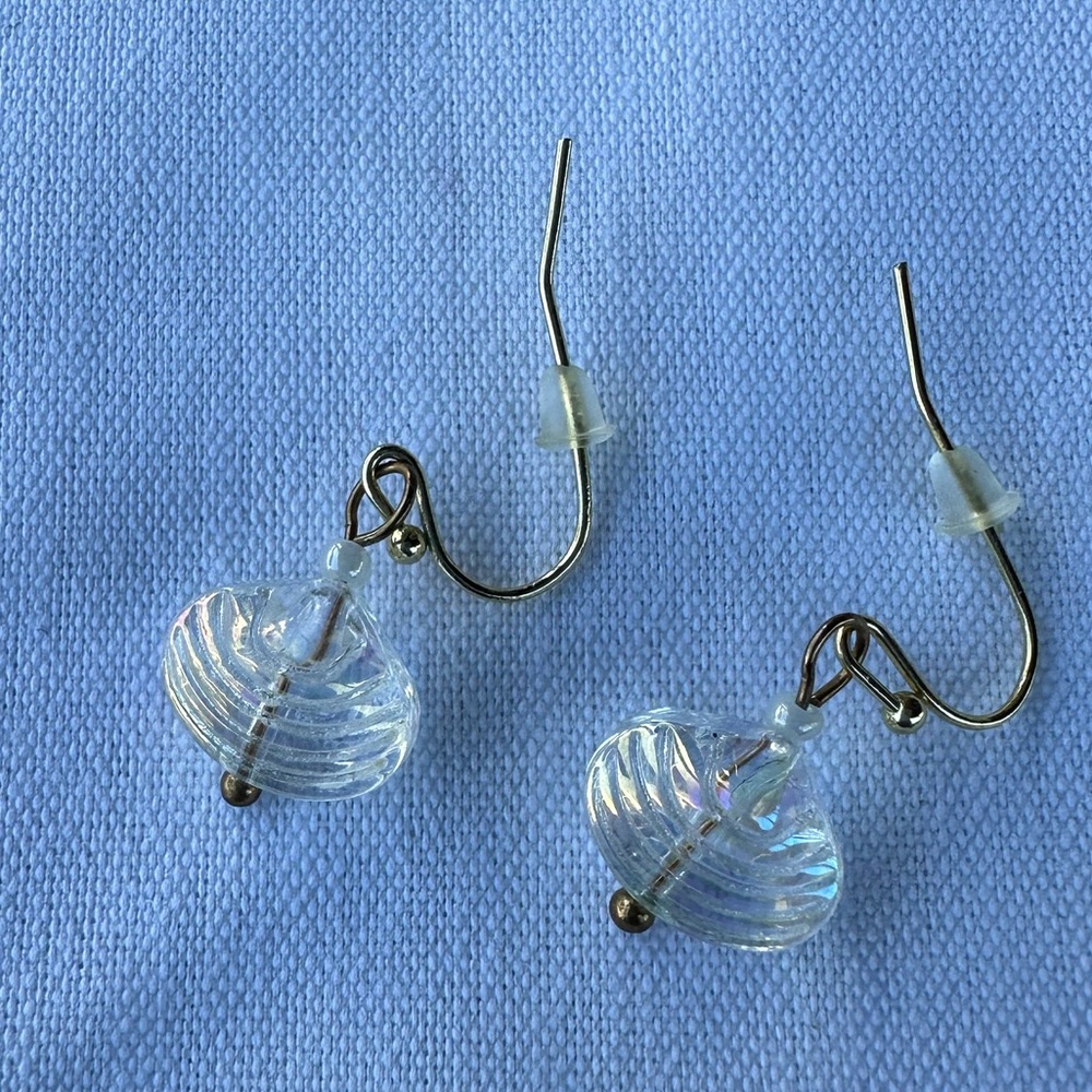 Clam shell iridiscent earrings - Picture 3 of 3